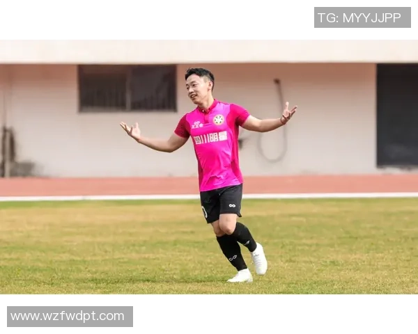 退役足球明星重聚合影展现昔日辉煌与友谊的珍贵时刻 退役足球明星重聚合影展现昔日辉煌与友谊的珍贵时刻