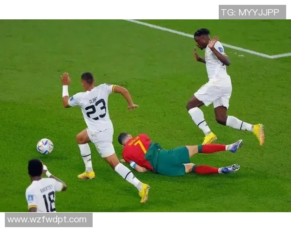 足球明星因争议判罚愤怒出手暴打裁判视频引发热议与讨论